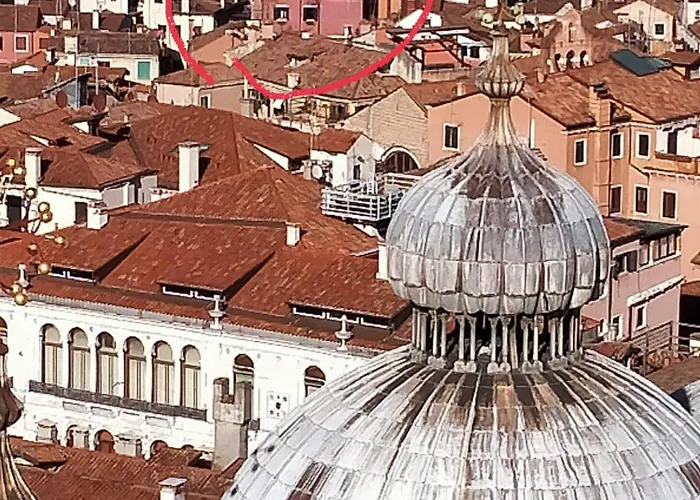 Vicinissimo A Piazza San Marco Silenzioso Con Vista Sui Campanili